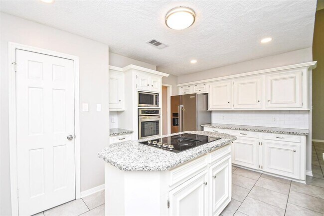 Building Photo - 811 Sugar Plum Cir