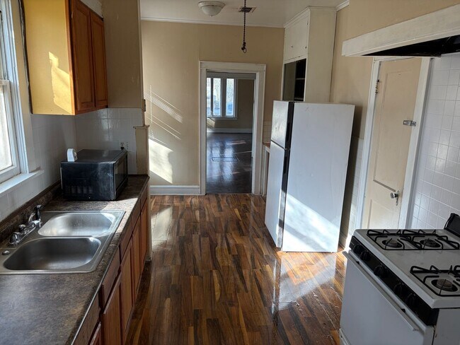 Building Photo - Cute 3 Bedroom Home Off Youree