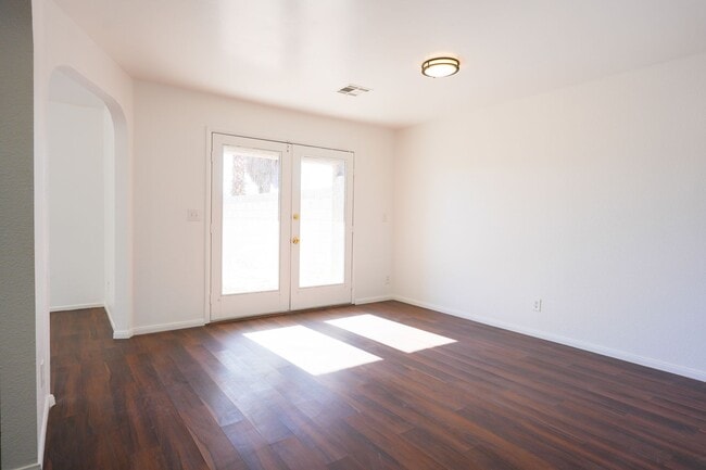 Building Photo - Stunning 3 Bed / 2.5 Bath Home w/ Loft, Two-Story Atrium & Remodeled Kitchen