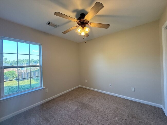 Building Photo - Spacious 3 BR/2BA Home + Formal Dining Roo...