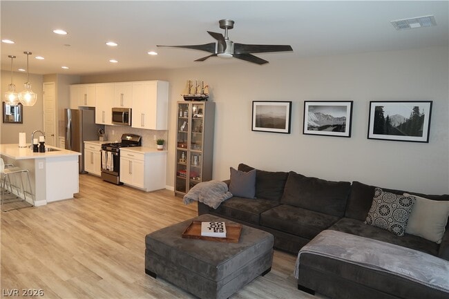 Building Photo - 572 Pear Lake St