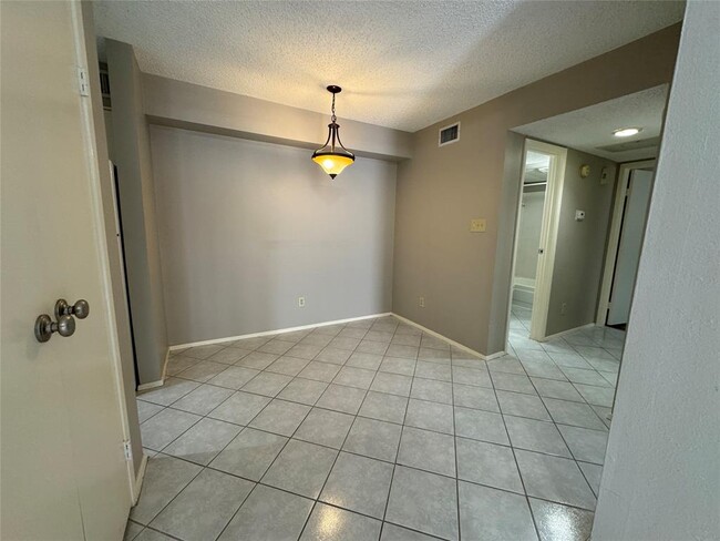 Building Photo - 7128 N Holiday Dr