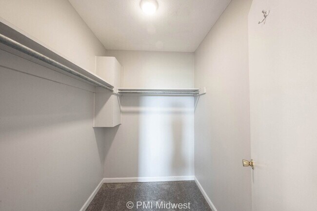 Building Photo - "Charming & Spacious 2-Bedroom Haven in Sh...