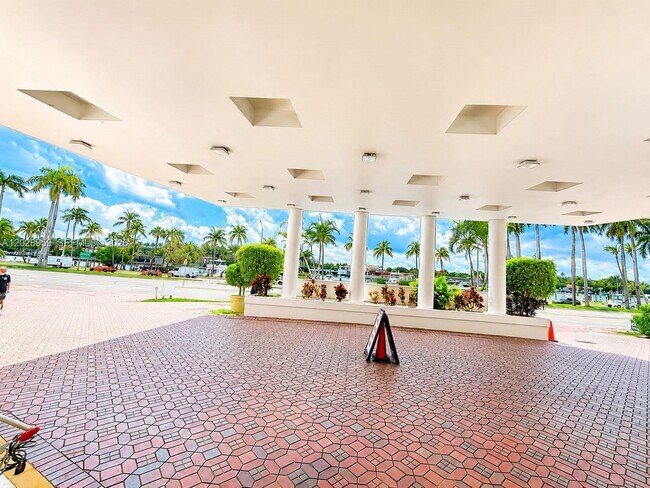 Building Photo - 5005 Collins Ave