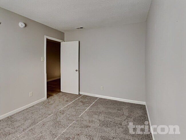 Building Photo - 940 Ravine Dr