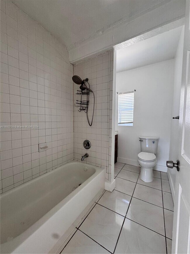 Building Photo - 2 bedroom in Dania FL 33004