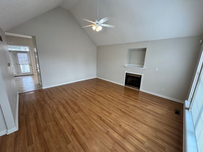 Building Photo - Comfortable 2-Bed, 2-Bath Home