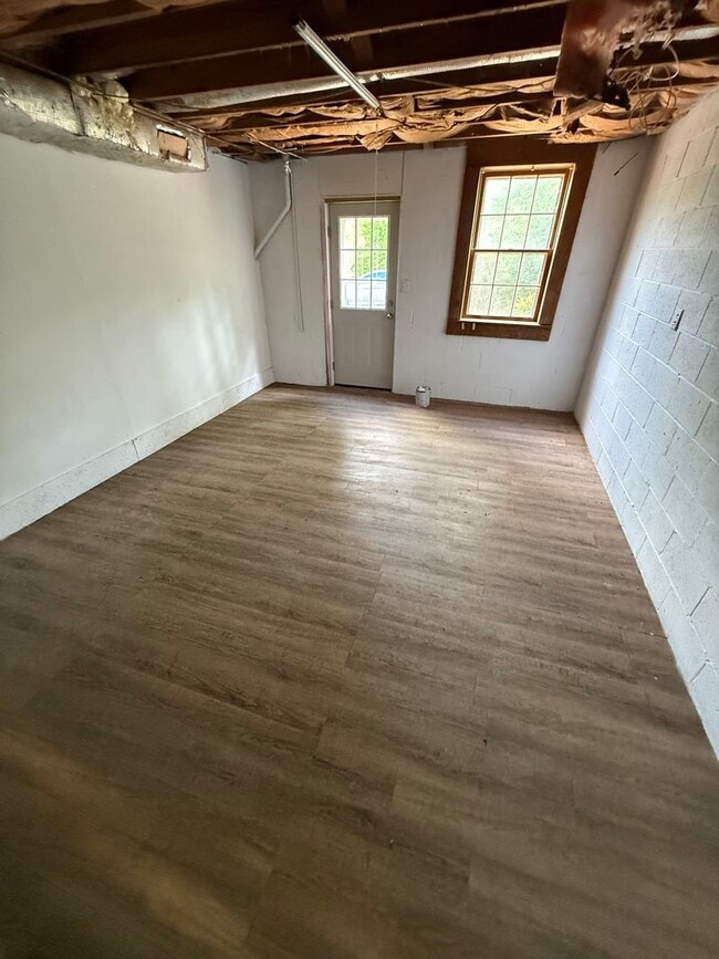 Building Photo - 3 BR 2 Bath Brick home