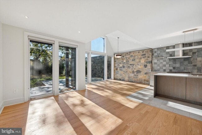 Building Photo - 767 Newtown Rd