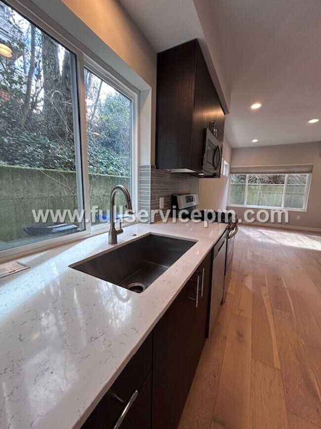 Building Photo - Contemporary 3 BD Mt. Baker Townhome! Location!!