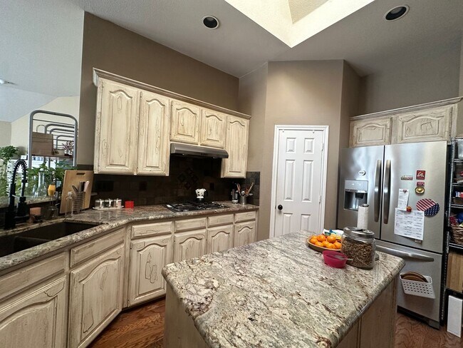 Building Photo - 5204 Lakeland Dr