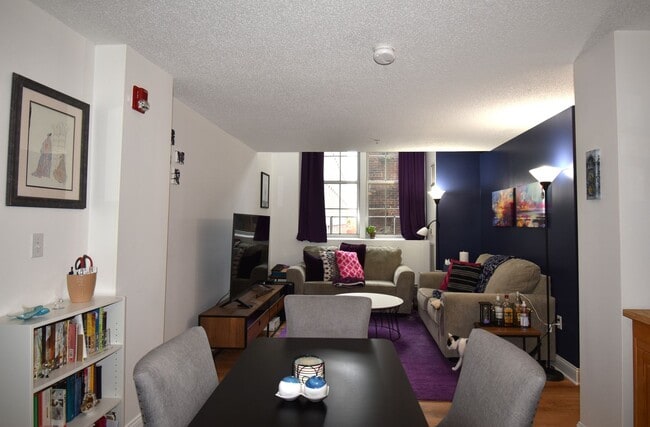 Building Photo - Reduced & 10% off 1st Month's Rent! Impecc...