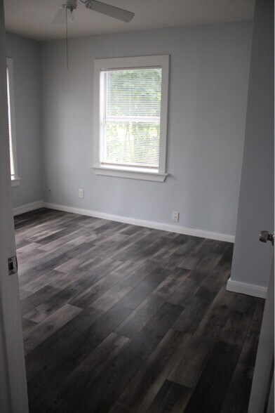 Building Photo - 10801 Invierno St