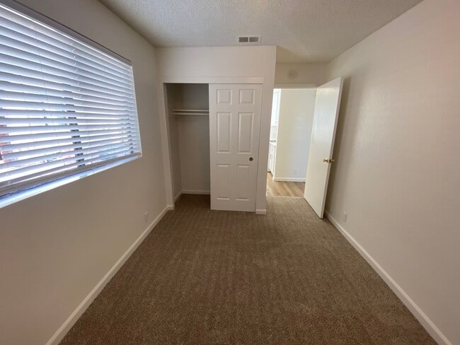 Building Photo - La Tierra Garden Apartment (29)