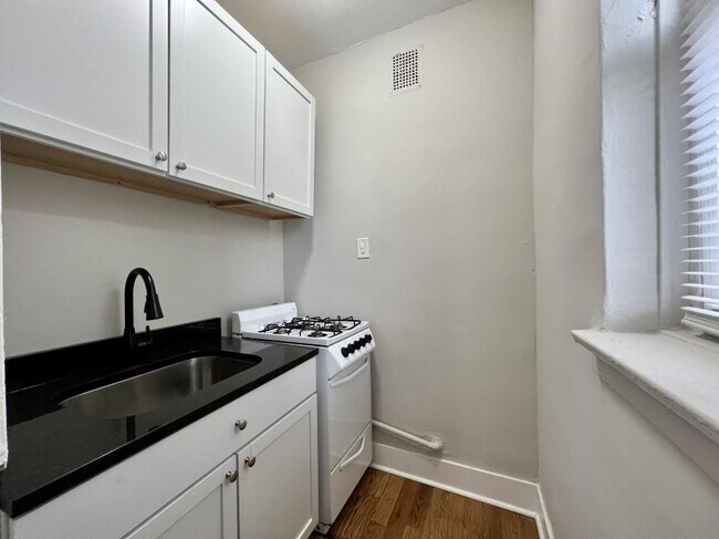 Building Photo - 0 bedroom in Chicago IL 60626