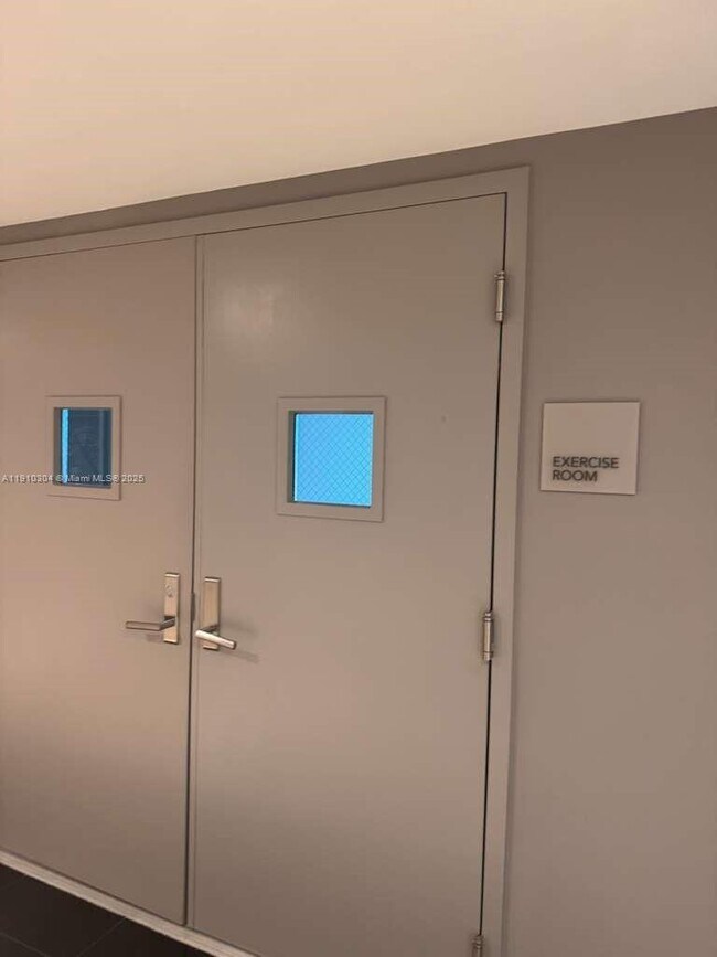 Building Photo - 5025 Collins Ave