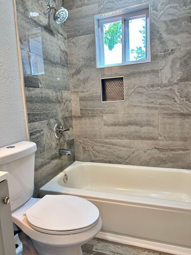 Building Photo - Coronado-Norfolk 3 Bedroom House