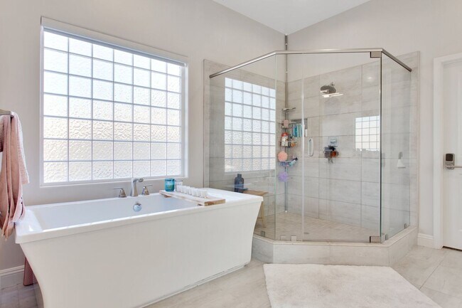 Building Photo - 5-Bedroom Pool & Spa Home in Masterpiece Estates