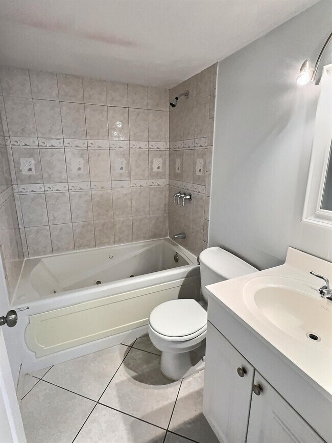 Building Photo - 1100 NW 87th Ave