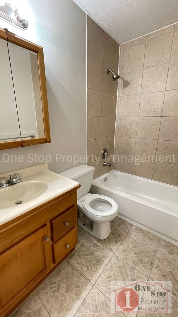 Building Photo - Beautiful 3 Bedroom / 2 Bathroom Duplex in...