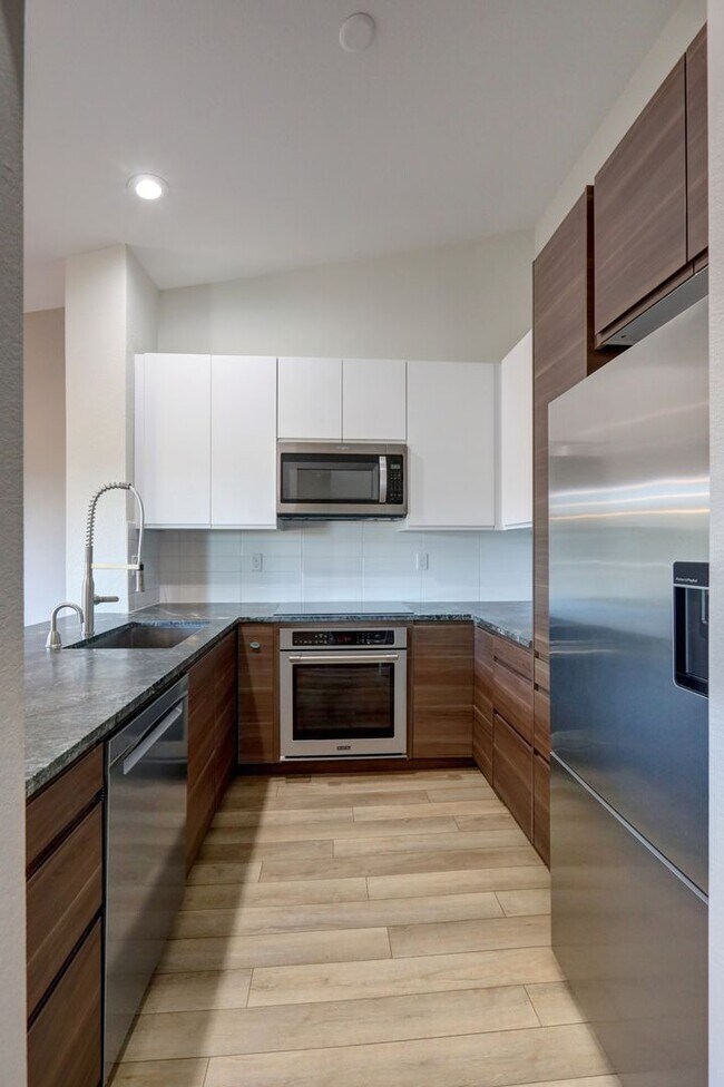 Building Photo - Spacious 2bd + DEN, 1.75ba Condo available in the heart of Issaquah!