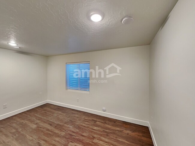 Building Photo - 251 N Dry Crk Rd