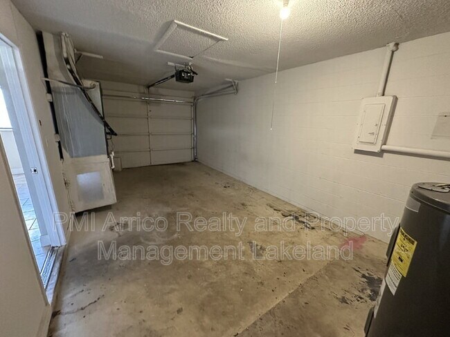 Building Photo - 303 W Myrtle St