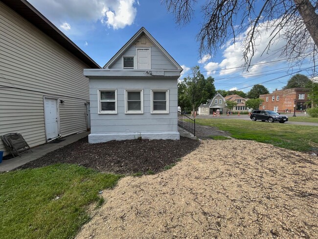 Building Photo - Great 2 bedroom plus den in a two-level ho...