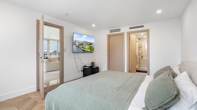 Building Photo - 901 E Camino Real