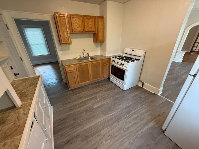 Building Photo - 103 Malcolm St