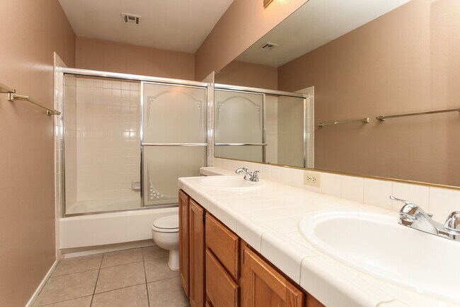 Building Photo - 4216 Laurel Hill Dr