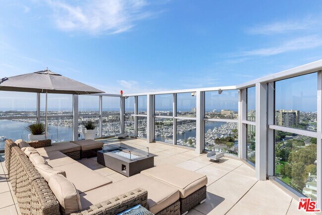Building Photo - 13700 Marina Pointe Dr