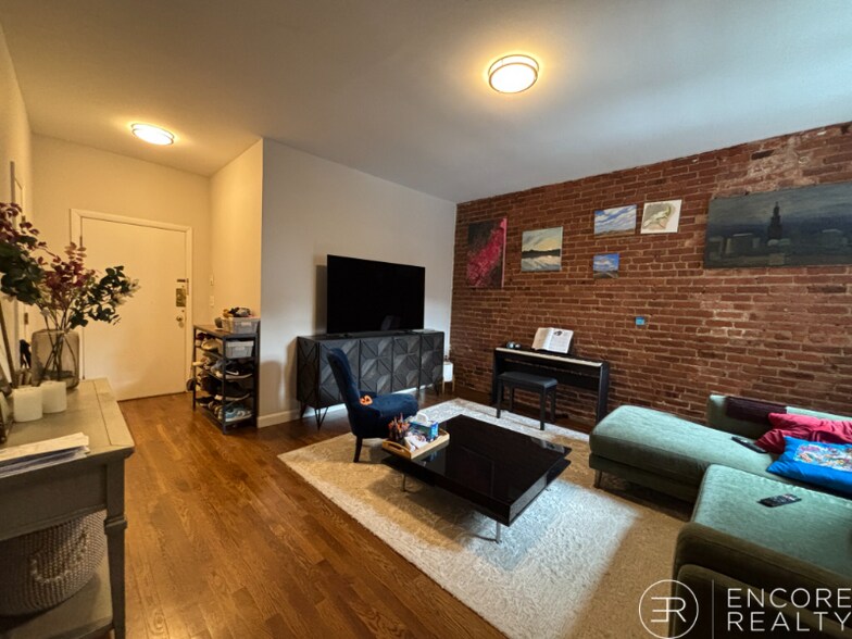 Building Photo - 15 Stearns Rd