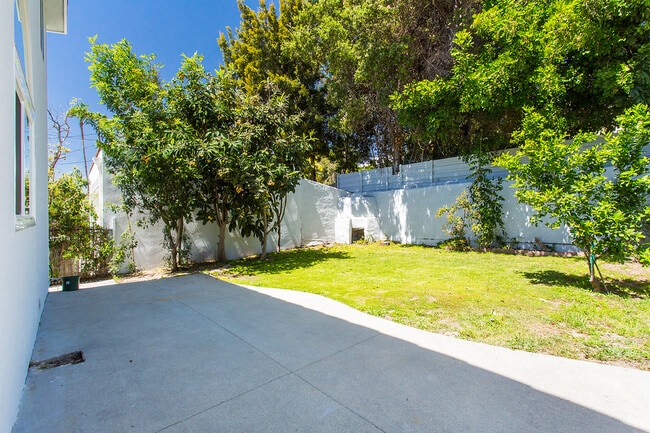 Building Photo - Beautiful spacious house