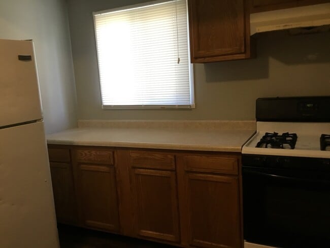 Building Photo - Very nice 3bed/1bath south side home w/ garage & fenced in back yard