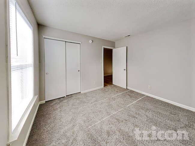 Building Photo - 940 Ravine Dr