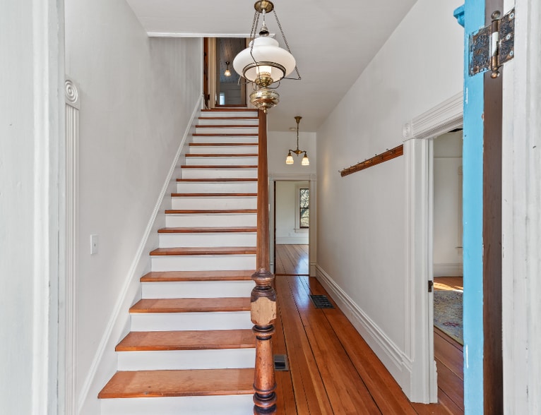 Building Photo - 1104 Madison St