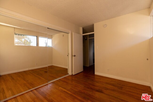 Building Photo - 11131 Rose Ave