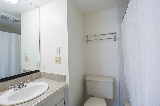 Building Photo - $1,655 / 2 Bed / 2 Bath / 1,150 sqft REMOD...