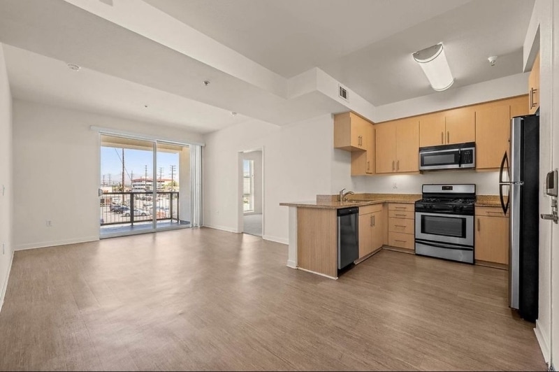 Building Photo - 5251 Vineland Ave