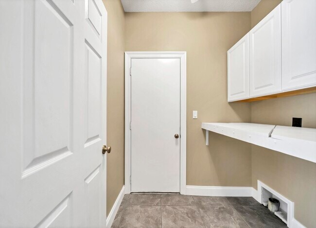 Building Photo - 4469 Parkwood Square