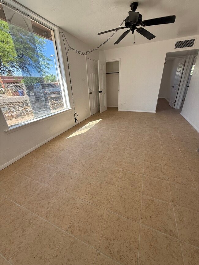 Building Photo - House For Rent