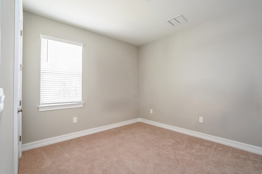 Building Photo - 603 Vinca Rosea