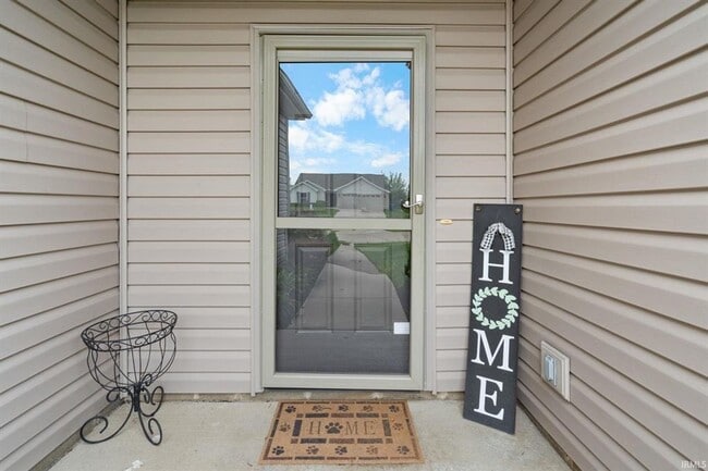Building Photo - 3BR + Den + Biggest Fenced Yard in Neighbo...