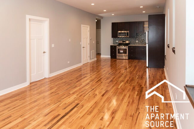 Building Photo - 1929 W Montrose Ave