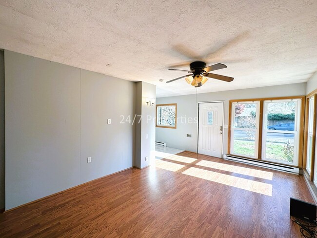 Building Photo - 2BD I 1BA Home + Garage - Large Lot