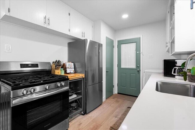 Building Photo - 1808 Forest Hill Dr