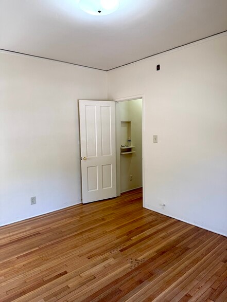 Building Photo - 5408 1/2 Franklin Ave