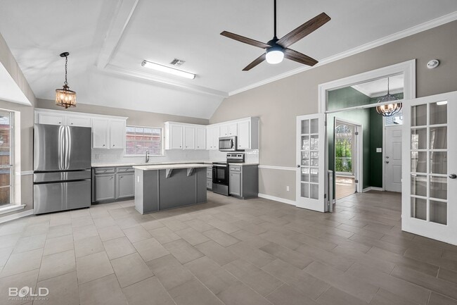 Building Photo - Check Out this 4 bed 2 bath