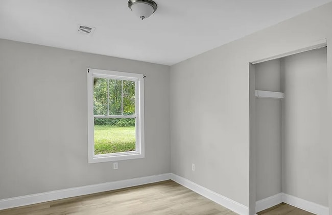 Building Photo - Ideal for Families or Roommates: 4BR/3BA Lakefront Home with Dual Private Suites